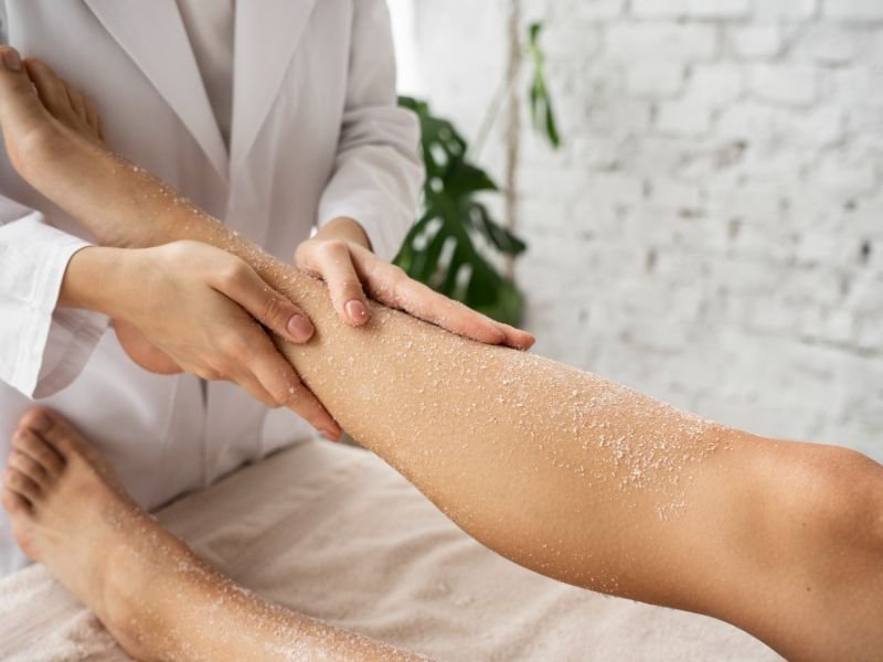 esfoliação corporal com produto para renovar a pele