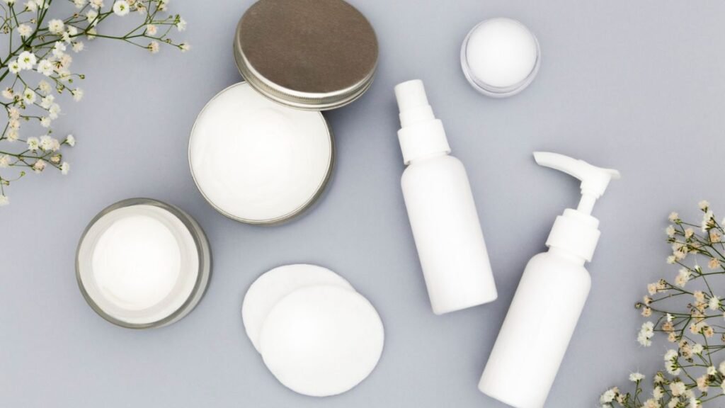 produtos de beleza skincare sobre fundo cinza