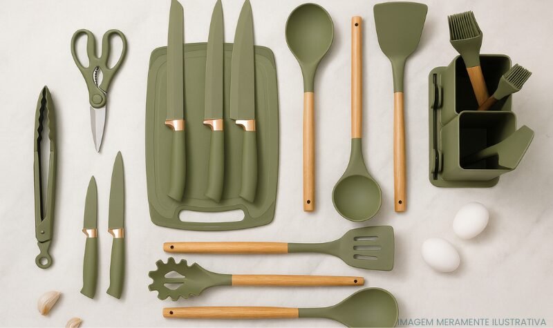 Conjunto de utensílios de cozinha em madeira e silicone verde oliva organizados sobre uma bancada de mármore, incluindo colheres, espátulas, facas, tesoura, pinça e suporte.