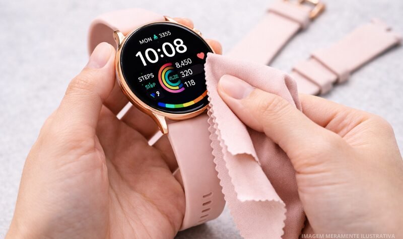 Pessoa limpando smartwatch e pulseira, cuidados para aumentar a durabilidade do relógio inteligente