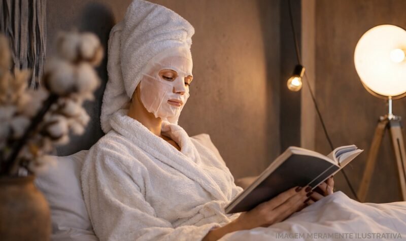 Pessoa usando sheet mask de hidrogel, ambiente relaxante